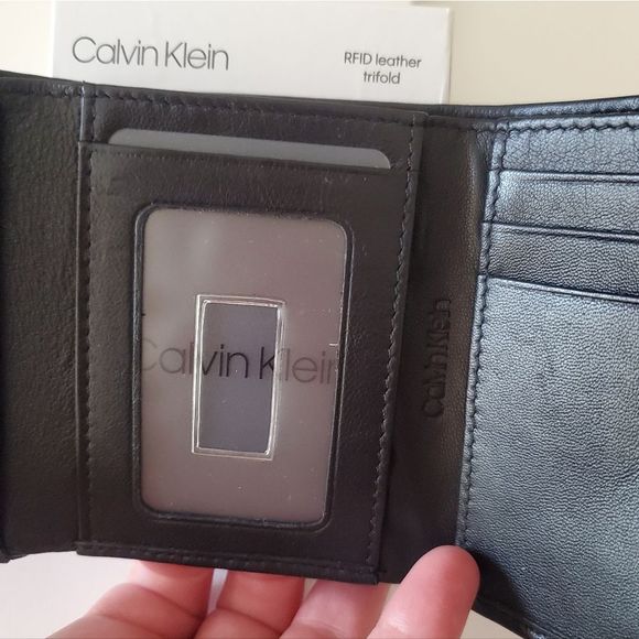 New in box authentic calvin klein real leather men's trifold wallet - Picture 4 of 5
